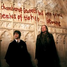 'La camera dei segreti è stata aperta, nemici dell'erede... temete!' scritto sul muro del film Harry Potter e la camera dei segreti