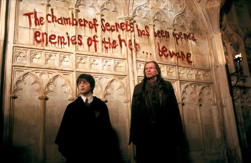 'La camera dei segreti è stata aperta, nemici dell'erede... temete!' scritto sul muro del film Harry Potter e la camera dei segreti