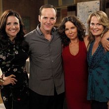 La complicata vita di Christine: Julia Louis-Dreyfus, Clark Gregg e Jennifer Grey nell'episodio Love Means Never Having To Say You're Crazy