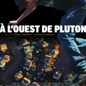 La locandina di À l'ouest de Pluton