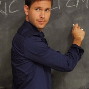 Matt Davis è Alaric Saltzman, il nuovo insegnante di storia nell'episodio History Repeating di The Vampire Diaries