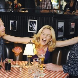 Modern Family: Eric Stonestreet, Elizabeth Banks e Jesse Tyler Ferguson in una scena dell'episodio Great Expectations