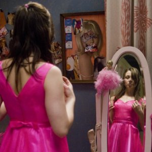 Robin McLeavy allo specchio in una scena di The Loved Ones