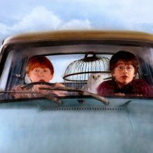 Rupert Grint, Daniel Radcliffe ed Edvige sulla macchina volante in una scena di Harry Potter e la Camera dei Segreti