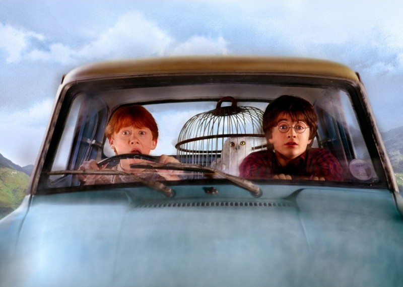 Rupert Grint, Daniel Radcliffe ed Edvige sulla macchina volante in una scena di Harry Potter e la Camera dei Segreti