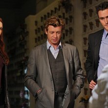 The Mentalist: Amanda Righetti, Simon Baker ed Owain Yeoman nell'episodio His Red Right Hand