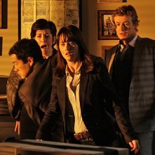 The Mentalist: Tim Kang, Robin Tunney, Simon Baker e Shauna Bloom nell'episodio His Red Right Hand