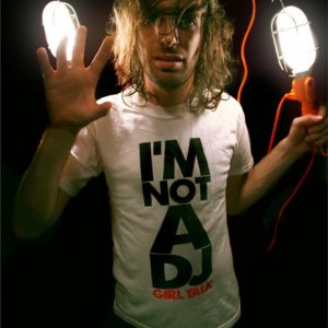 Un'immagine promo di RIP! - A REMIX MANIFESTO di Brett Gaylor (Canada, 2009)