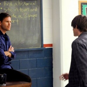 Alaric (Matt Davis) parla con Jeremy (Steven R. McQueen) nell'episodio History Repeating di The Vampire Diaries