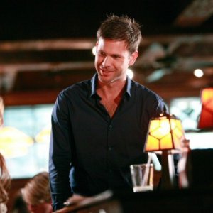 Alaric (Matt Davis) si presenta a Jenna (Sara Canning) nell'episodio History Repeating di The Vampire Diaries