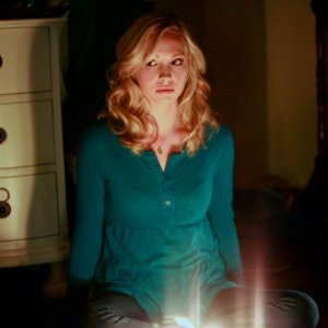 Caroline (Candice Accola) partecipa alla seduta spiritica nell'episodio History Repeating di The Vampire Diaries