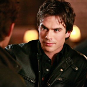 Damon (Ian Somerhalder)parla con suo fratello in un momento dell'episodio History Repeating di The Vampire Diaries
