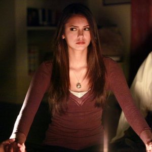 Elena (Nina Dobrev) partecipa alla seduta spiritica nell'episodio History Repeating di The Vampire Diaries