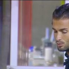 GF10, George chiacchiera con gli altri ragazzi in giardino