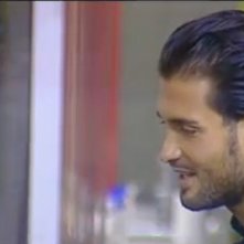 GF10, George chiacchiera con gli altri ragazzi nel giardino della Casa