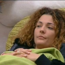 Grande Fratello 10: Diletta chiacchiera con gli altri concorrenti sotto le coperte