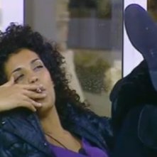 Grande Fratello 10, Mara si concede una sigaretta