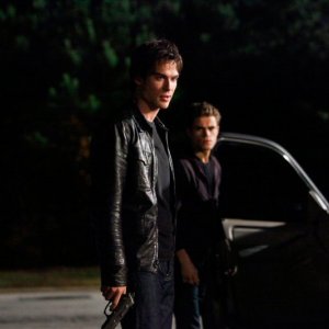 Ian Somerhalder e Paul Wesley in una scena dell'episodio The Turning Points di The Vampire Diaries