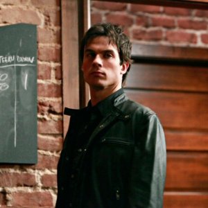 Ian Somerhalder nel pub in una scena dell'episodio History Repeating di The Vampire Diaries