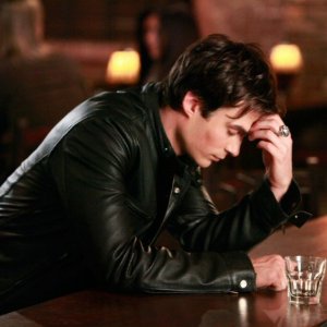 Ian Somerhalder pensieroso, in una scena dell'episodio History Repeating di The Vampire Diaries