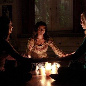 Nina Dobrev, Katerina Graham e Candice Accola fanno una seduta spiritica nell'episodio History Repeating di The Vampire Diaries