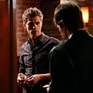 Paul Wesley e Ian Somerhalder fanno una partita a freccette al pub nell'episodio History Repeating di The Vampire Diaries