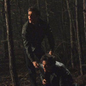 Paul Wesley soccorre Ian Somerhalder nel bosco nell'episodio History Repeating di The Vampire Diaries