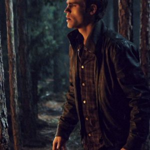 Stefan (Paul Wesley) in un momento nel bosco nell'episodio History Repeating di The Vampire Diaries