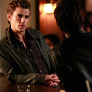 Stefan (Paul Wesley) parla con il fratello nell'episodio History Repeating di The Vampire Diaries