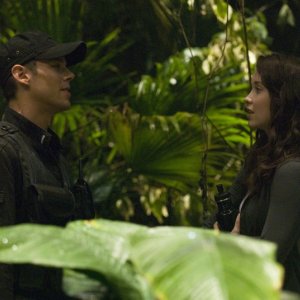 Chloe (Elyse Levesque) e Matthew (Brian J. Smith) sul pianeta sconosciuto nell'episodio Time di Stargate Universe