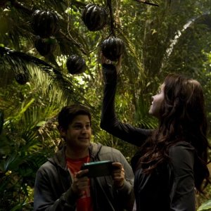 Chloe (Elyse Levesque) raccoglie dei frutti con Eli (David Blue) sul pianeta sconosciuto nell'episodio Time di Stargate Universe