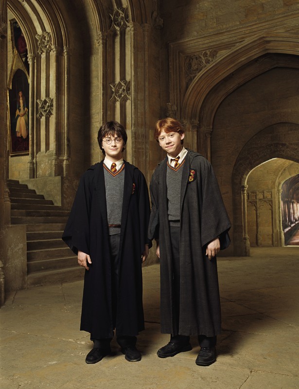 Daniel Radcliffe e Rupert Grint ad Hogwarts in una foto promo del film Harry Potter e la Camera dei Segreti