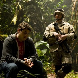 Eli (David Blue) con un soldato nella giungla del pianeta nell'episodio Time di Stargate Universe