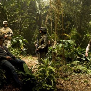 Eli (David Blue) e il dr. Rush (Robert Carlyle) nella giungla nell'episodio Time di Stargate Universe
