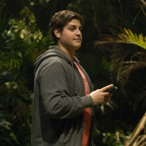 Eli (David Blue) nella giungla del pianeta sconosciuto nell'episodio Time di Stargate Universe