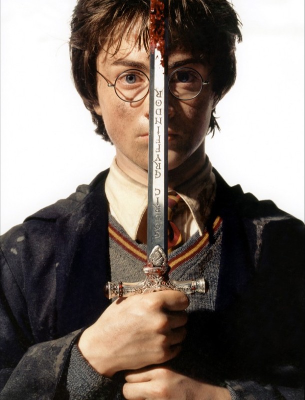 Harry Daniel Radcliffe E La Spada Dei Grifondoro In Una Foto Promo Del Film Harry Potter E La Camera Dei Segreti 138433