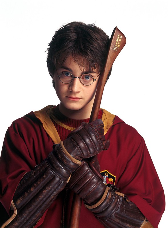 Harry Daniel Radcliffe E La Sua Nimbus 2000 In Una Foto Promo Del Film Harry Potter E La Camera Dei Segreti 138447
