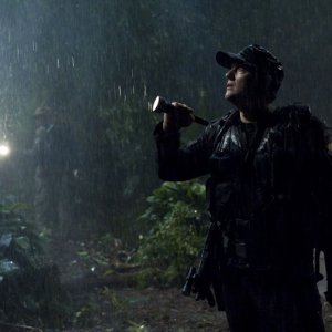 Il Colonnello Young (Justin Louis) sotto la pioggia, sul pianeta boscoso nell'episodio Time di Stargate Universe