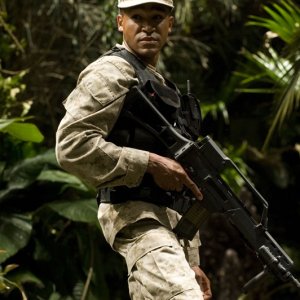 Il sergente Greer (Jamil Walker Smith) in una sequenza dell'episodio Time di Stargate Universe