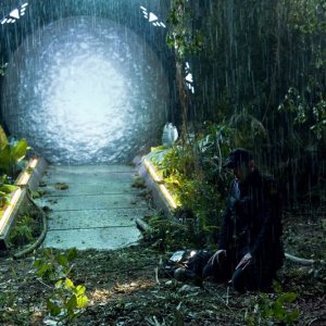 Il sergente Scott (Brian J. Smith) con affianco il gate nell'episodio Time di Stargate Universe