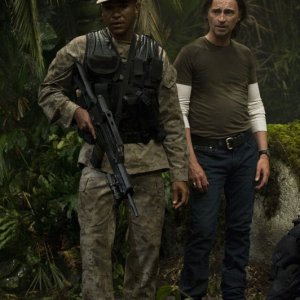 Jamil Walker Smith e Robert Carlyle sul pianeta nell'episodio Time di Stargate Universe