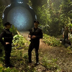 Parte dell'equipaggio in un pianeta sconosciuto nell'episodio Time di Stargate Universe