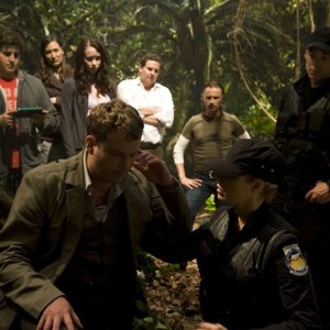 Parte della squadra sul pianeta sconosciuto nell'episodio Time di Stargate Universe