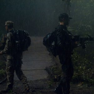 Il sergente Greer (Jamil Walker Smith) e il sergente Scott (Brian J. Smith) sotto la pioggia nell'episodio Time di Stargate Universe