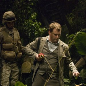 Ronald Greer (Jamil Walker Smith) e Dale Volker (Patrick Gilmore) sul pianeta nell'episodio Time di Stargate Universe