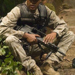Ronald Greer (Jamil Walker Smith) sul pianeta nell'episodio Time di Stargate Universe
