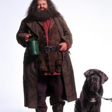 Rubeus Hagrid (Robbie Coltrane) e il suo cane Thor in una foto promozionale per il film Harry Potter e la Camera dei Segreti