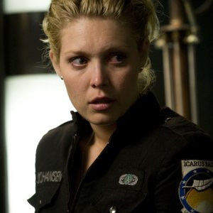 TJ (Alaina Kalanj) sulla Destiny in un momento dell'episodio Time di Stargate Universe
