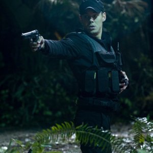 Una scena d'azione con Brian J. Smith (Matthew Scott) nell'episodio Time di Stargate Universe