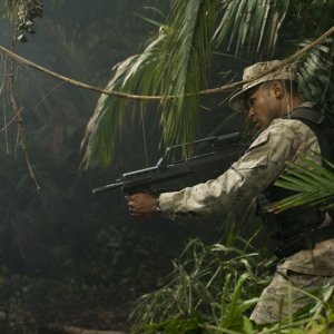 Una scena d'azione con il sergente Greer (Jamil Walker Smith) nell'episodio Time di Stargate Universe